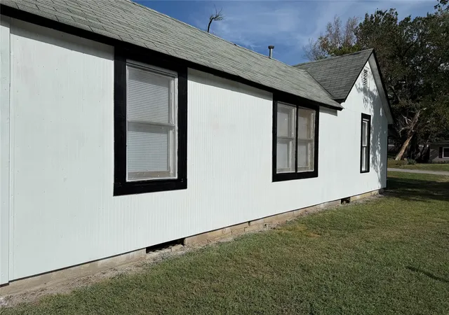 Photo 3 of Single family home for sale at 221 S Elm St, Chelsea, OK 74016 | MLS# 2635367 | Listing updated on 2026-10-10