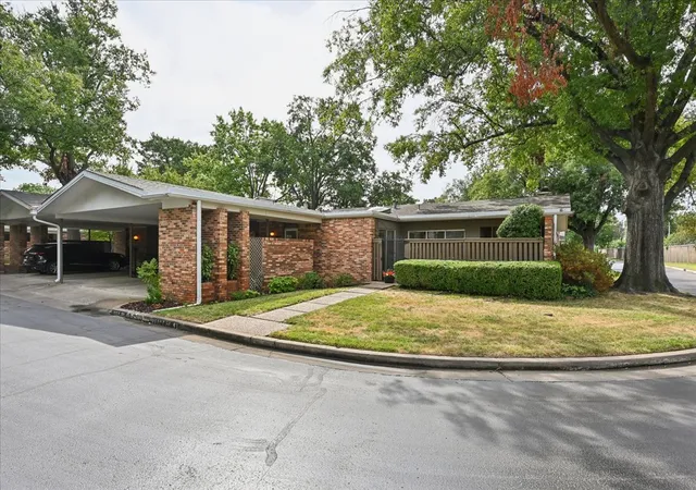 Listing Photo 1 - Condo for sale in building located at 2112 E 59th St, Tulsa, OK 74105 - Unit #B6