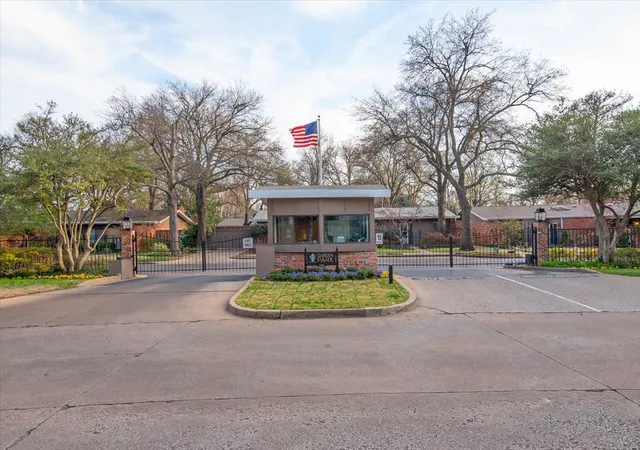 Listing Photo 2 - Condo for sale in building located at 2112 E 59th St, Tulsa, OK 74105 - Unit #B6