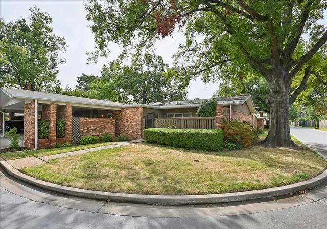 Listing Photo 4 - Condo for sale in building located at 2112 E 59th St, Tulsa, OK 74105 - Unit #B6