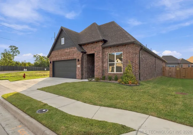 Photo 2 of Sale Pending at 2407 W Madison St, Broken Arrow, OK 74012 | MLS# 2635225 | Listing updated on 2026-09-30