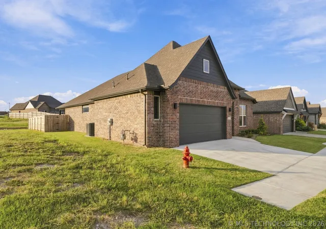 Photo 3 of Sale Pending at 2407 W Madison St, Broken Arrow, OK 74012 | MLS# 2635225 | Listing updated on 2026-09-30