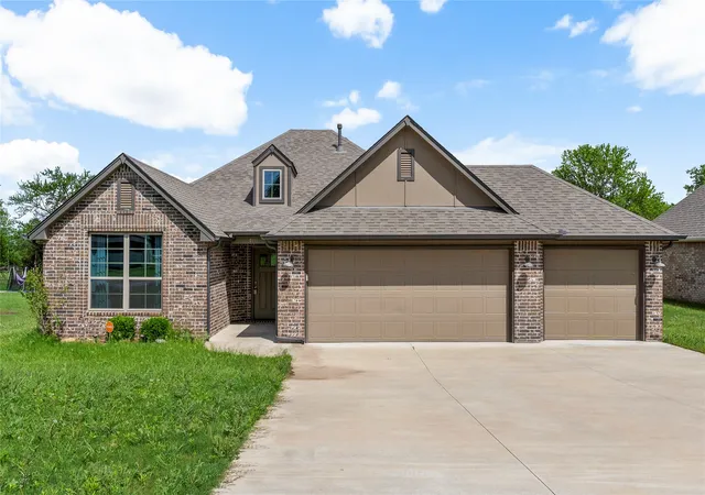 Photo 1 of Single family home for sale at 2111 S Osage Ave W, Skiatook, OK 74070 | MLS# 2635427 | Listing updated on 2026-10-05