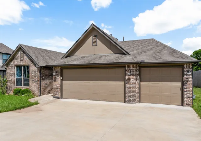 Photo 2 of Single family home for sale at 2111 S Osage Ave W, Skiatook, OK 74070 | MLS# 2635427 | Listing updated on 2026-10-05