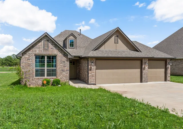 Photo 3 of Single family home for sale at 2111 S Osage Ave W, Skiatook, OK 74070 | MLS# 2635427 | Listing updated on 2026-10-05
