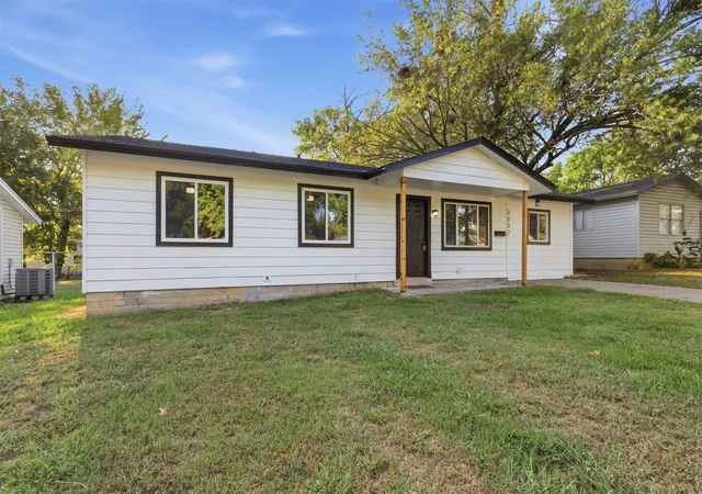 Photo 2 of Single family home for sale at 2332 S Poplar St, Sapulpa, OK 74066 | MLS# 2635333 | Listing updated on 2026-10-02
