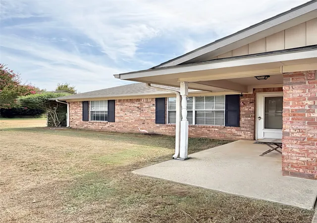 Photo 3 of Single family home for sale at 121 Ridgecrest Dr, Calera, OK 74730 | MLS# 2635362 | Listing updated on 2026-10-02