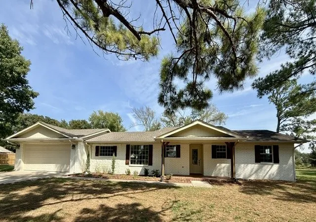 Photo 2 of Sale Pending at 452 Sandy Ln, Ardmore, OK 73401 | MLS# 2635517 | Listing updated on 2026-10-10