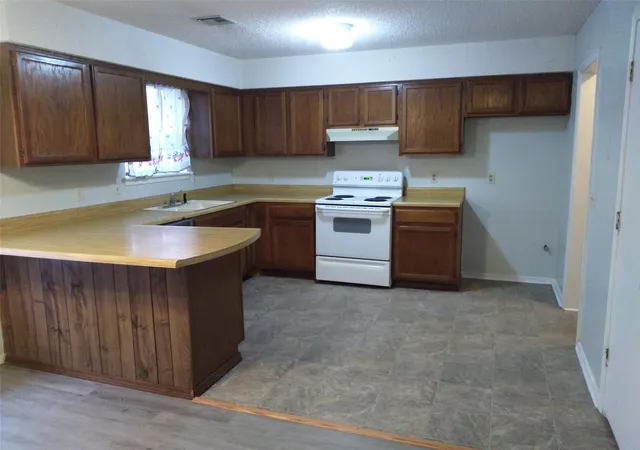 Photo 3 of Sale Pending at 1412 N Poplar Ave, Broken Arrow, OK 74012 | MLS# 2635374 | Listing updated on 2026-10-03