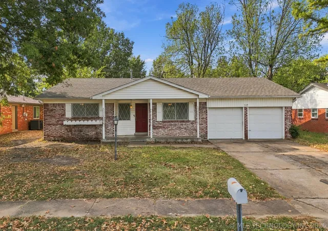 Photo 1 of Single family home for sale at 717 W Oakland St, Broken Arrow, OK 74012 | MLS# 2634872 | Listing updated on 2026-10-08