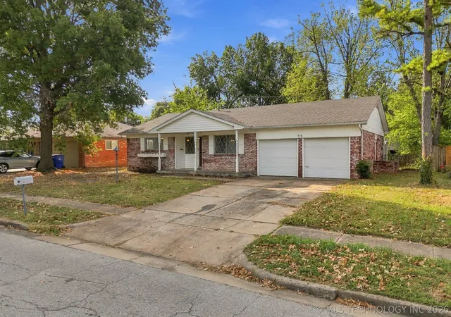 Photo 2 of Single family home for sale at 717 W Oakland St, Broken Arrow, OK 74012 | MLS# 2634872 | Listing updated on 2026-10-08