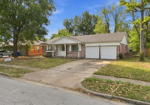 Photo 3 of Single family home for sale at 717 W Oakland St, Broken Arrow, OK 74012 | MLS# 2634872 | Listing updated on 2026-10-08