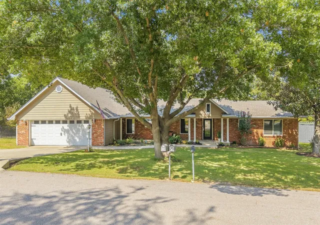 Photo 1 of Sale Pending at 211 Meadow Rd, Ardmore, OK 73401 | MLS# 2635534 | Listing updated on 2026-09-30