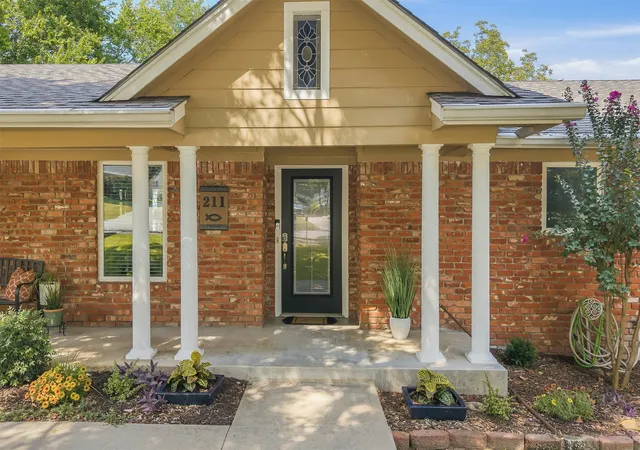 Photo 2 of Sale Pending at 211 Meadow Rd, Ardmore, OK 73401 | MLS# 2635534 | Listing updated on 2026-09-30