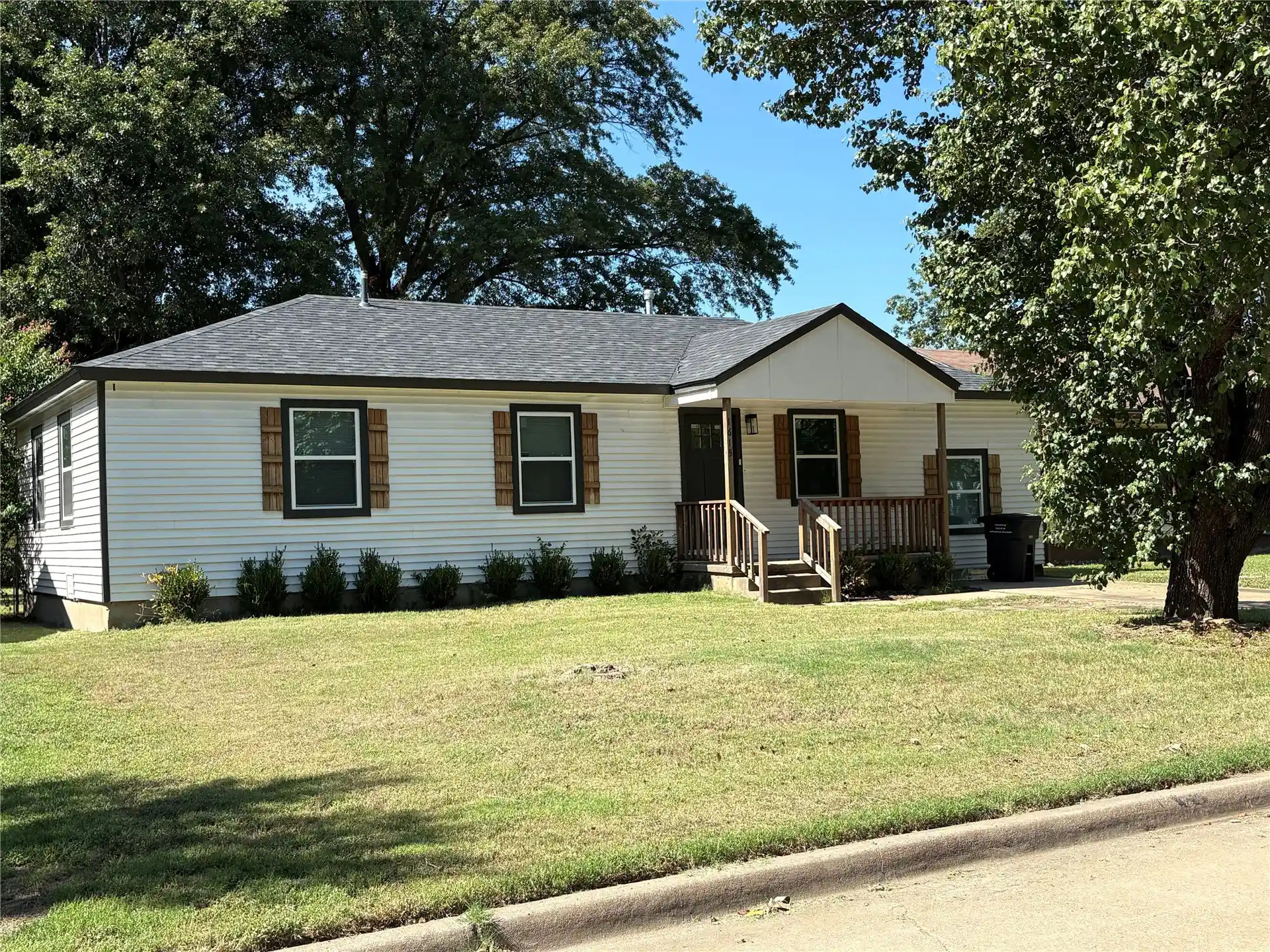Photo 1 of Single family home for sale at 1665 Sw Oklahoma Ave, Bartlesville, OK 74003 | MLS# 2635324 | Listing updated on 2026-10-19
