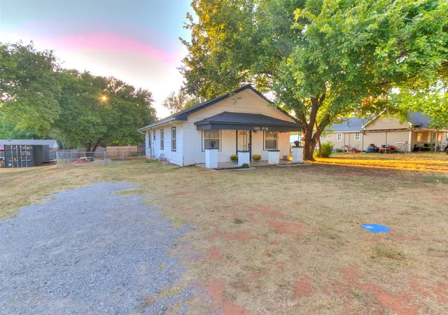 Single family home for sale at 505 Fir St, Wellston, OK 74881 | MLS# 2635559