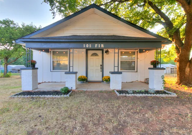 Photo 2 of Single family home for sale at 505 Fir St, Wellston, OK 74881 | MLS# 2635559 | Listing updated on 2026-09-28