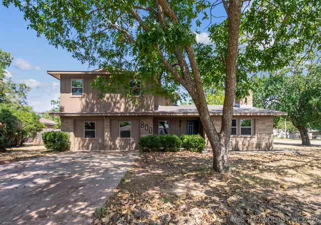 Photo 3 of Single family home for sale at 800 West 6th, Ada, OK 74820 | MLS# 2635583 | Listing updated on 2026-09-29