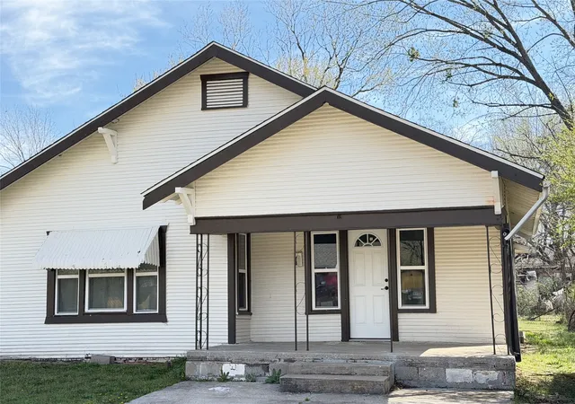 Photo 2 of Single family home for sale at 811 S Taft Ave, Okmulgee, OK 74447 | MLS# 2635652 | Listing updated on 2026-10-27