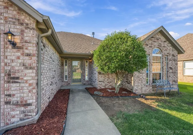 Photo 2 of Sale Pending at 1507 W Vicksburg Pl, Broken Arrow, OK 74011 | MLS# 2634458 | Listing updated on 2026-10-08