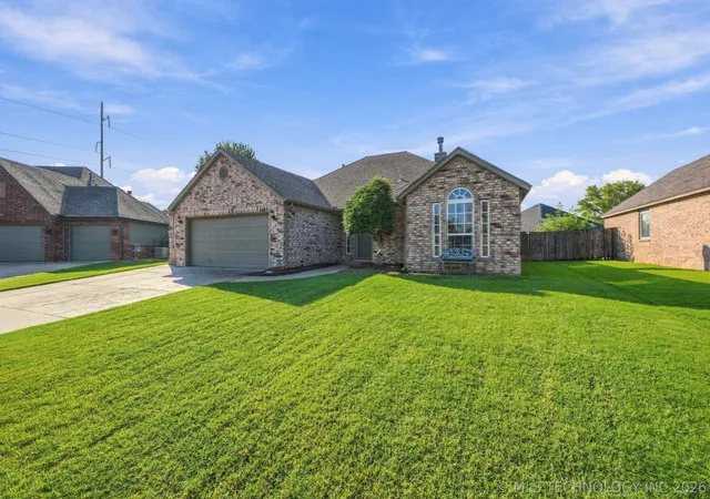 Photo 3 of Sale Pending at 1507 W Vicksburg Pl, Broken Arrow, OK 74011 | MLS# 2634458 | Listing updated on 2026-10-08