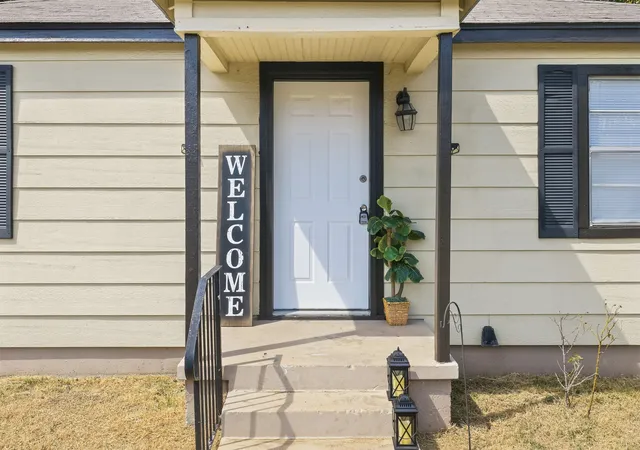 Photo 2 of Single family home for sale at 1005 Se B St, Ardmore, OK 73401 | MLS# 2635753 | Listing updated on 2026-09-30