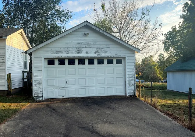 Photo 2 of Single family home for sale at 618 East 5th St, Hulbert, OK 74441 | MLS# 2635715 | Listing updated on 2026-10-09