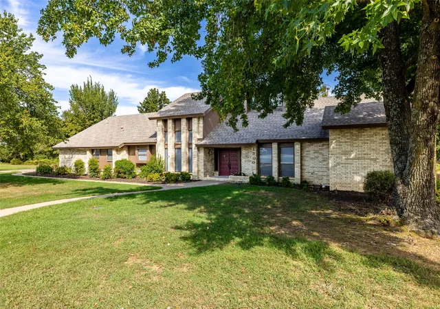 Photo 3 of Sale Pending at 1300 S Bon Terre St, Claremore, OK 74017 | MLS# 2635063 | Listing updated on 2026-10-09