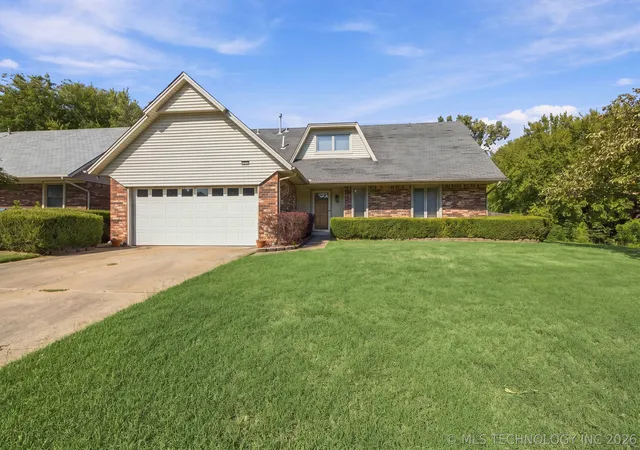 Photo 1 of Single family home for sale at 2412 W Fort Worth St, Broken Arrow, OK 74012 | MLS# 2635741 | Listing updated on 2026-09-30