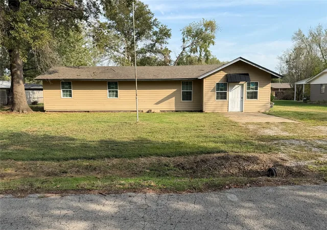 Single family home for sale at 303 W Layton St, Chelsea, OK 74016 | MLS# 2635900