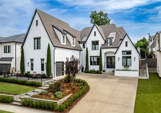 Photo 1 of Mansion for sale at 3827 S St Louis Ave, Tulsa, OK 74105 | MLS# 2635838 | Listing updated on 2026-10-01