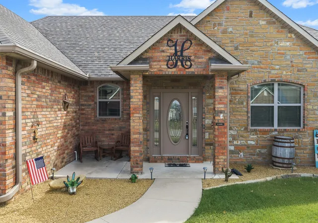 Photo 2 of Single family home for sale at 1706 Lisa Ln, Ardmore, OK 73401 | MLS# 2635844 | Listing updated on 2026-10-02