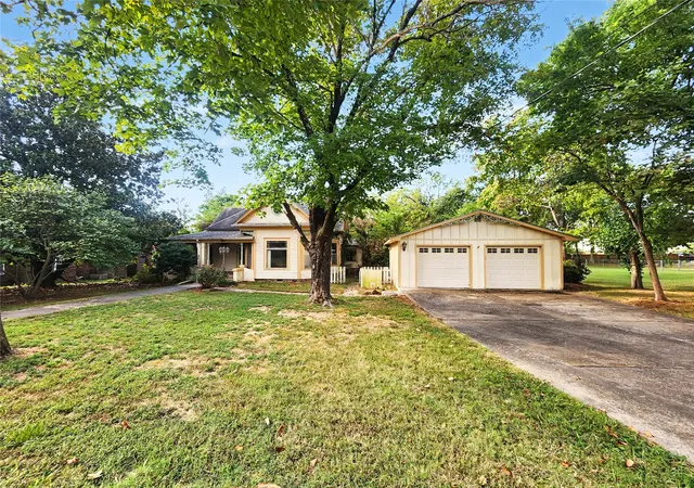 Photo 1 of Sale Pending at 605 W Shawnee St, Tahlequah, OK 74464 | MLS# 2635962 | Listing updated on 2026-10-01