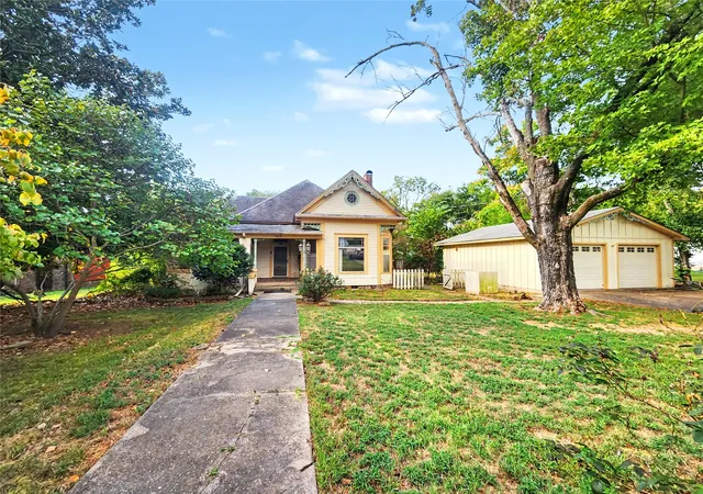 Photo 2 of Sale Pending at 605 W Shawnee St, Tahlequah, OK 74464 | MLS# 2635962 | Listing updated on 2026-10-01