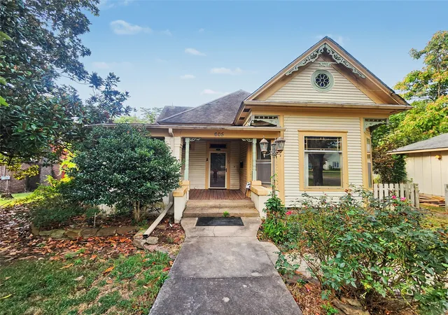 Photo 3 of Sale Pending at 605 W Shawnee St, Tahlequah, OK 74464 | MLS# 2635962 | Listing updated on 2026-10-01