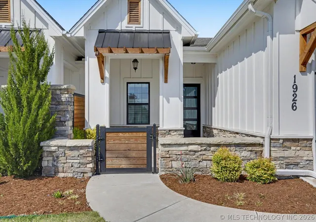 Photo 3 of Single family home for sale at 1926 W Imperial St, Broken Arrow, OK 74011 | MLS# 2635348 | Listing updated on 2026-10-12