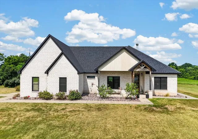 Single family home for sale at 18695 Sand Plant Rd, Spiro, OK 74959 | MLS# 2636231