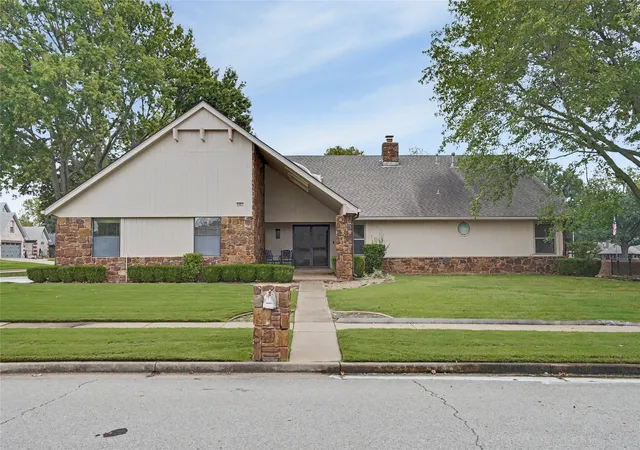 Photo 1 of Single family home for sale at 8401 Fairway Pl, Broken Arrow, OK 74011 | MLS# 2635424 | Listing updated on 2026-10-12