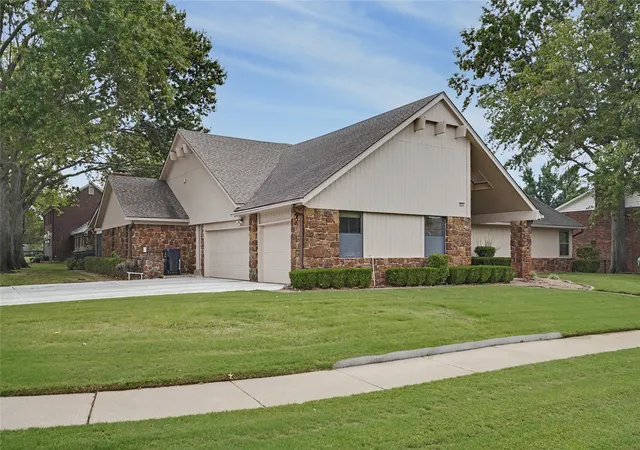 Photo 2 of Single family home for sale at 8401 Fairway Pl, Broken Arrow, OK 74011 | MLS# 2635424 | Listing updated on 2026-10-12
