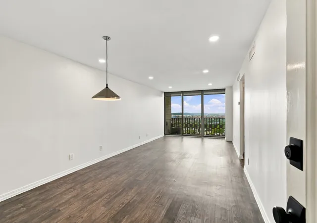 Listing Photo 4 - Condo for sale in building located at 1502 Boulder Ave, Tulsa, OK 74119 - Unit #16E