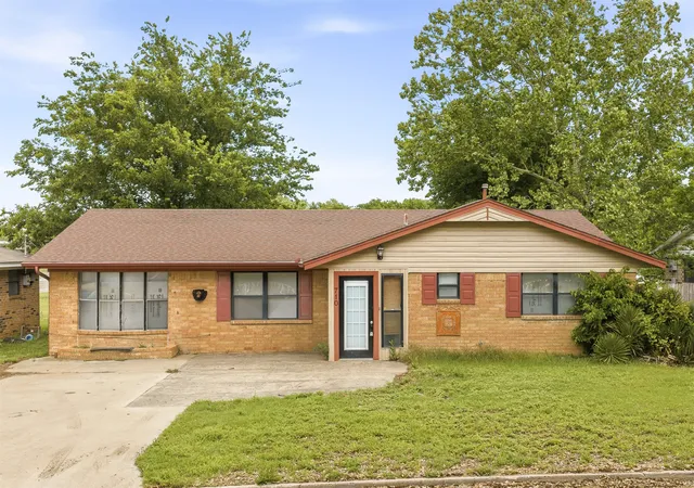 Single family home for sale at 710 White Rock, Marietta, OK 73448 | MLS# 2636323