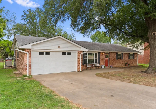 Photo 1 of Sale Pending at 1250 Macklyn Ln, Bartlesville, OK 74006 | MLS# 2636121 | Listing updated on 2026-10-09