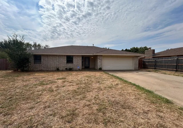 Single family home for sale at 3206 Lansbrook Ct, Duncan, OK 73533 | MLS# 2636264