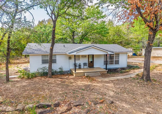 Photo 1 of Sale Pending at 695 N Mclean Rd, Durant, OK 74701 | MLS# 2636340 | Listing updated on 2026-10-09