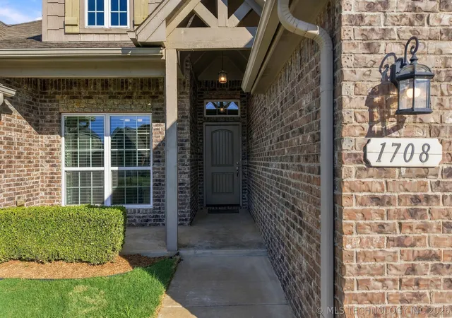 Photo 2 of Single family home for sale at 1708 E Fargo St, Broken Arrow, OK 74012 | MLS# 2636430 | Listing updated on 2026-10-12