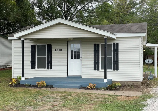 Photo 1 of Single family home for sale at 1010 W Oak St, Collinsville, OK 74021 | MLS# 2636464 | Listing updated on 2026-10-06