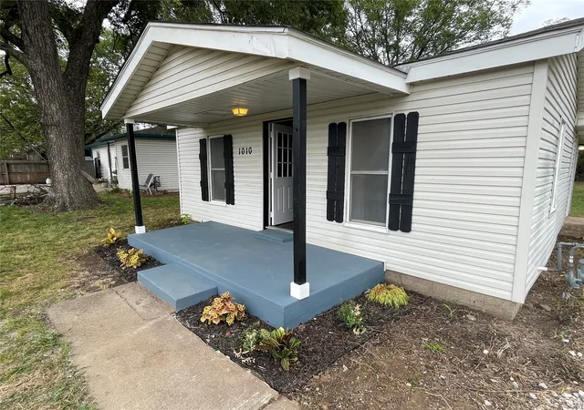 Photo 2 of Single family home for sale at 1010 W Oak St, Collinsville, OK 74021 | MLS# 2636464 | Listing updated on 2026-10-06