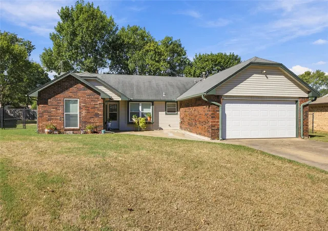 Photo 2 of Single family home for sale at 809 Patterson, Muskogee, OK 74403 | MLS# 2636546 | Listing updated on 2026-10-07