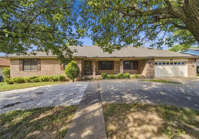 Photo 1 of Single family home for sale at 604 Chapman Ave, Tahlequah, OK 74464 | MLS# 2636681 | Listing updated on 2026-10-07