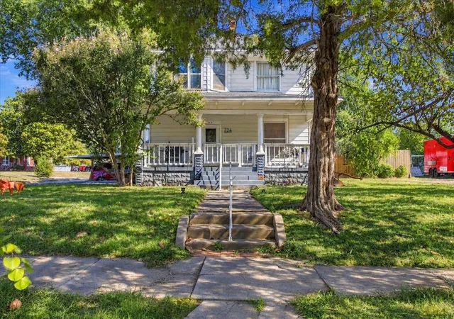 Photo 1 of Single family home for sale at 724 W Cedar St, Durant, OK 74701 | MLS# 2636700 | Listing updated on 2026-10-07